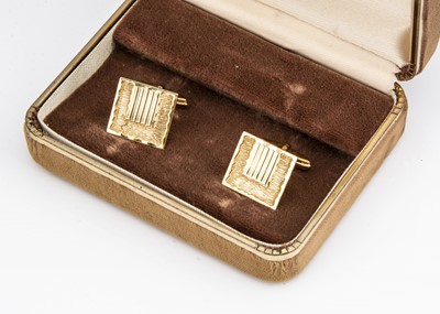 Lot 182 - A pair of 9ct gold textured square link cufflinks