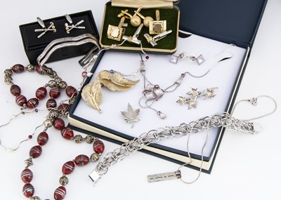Lot 183 - A quantity of silver and costume jewellery