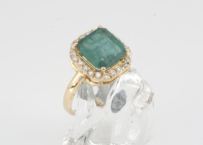 Lot 188 - PLEASE NOTE THIS RING IS 14CT GOLD! An 18ct gold emerald and diamond dress ring