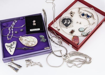 Lot 195 - A good collection of silver jewellery