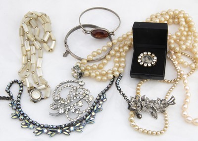 Lot 247 - A collection of costume jewellery