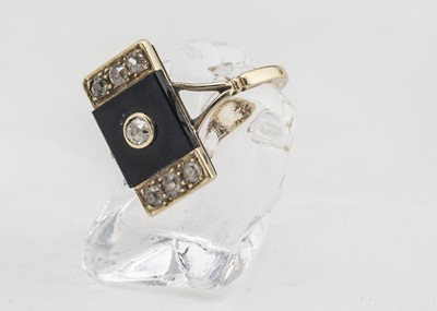 Lot 252 - An Art Deco 18ct gold and platinum set tablet ring