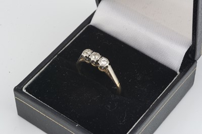 Lot 263 - A diamond three stone dress ring