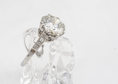 Lot 268 - A diamond solitaire platinum set ring