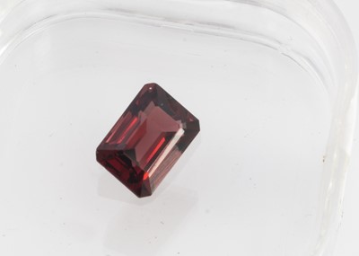 Lot 285 - A loose red garnet