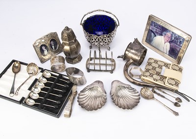 Lot 373 - A collection of silver and other items