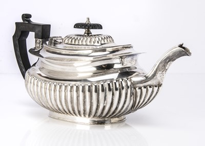 Lot 394 - An Edwardian silver teapot by Round & Son
