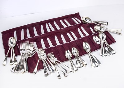 Lot 396 - A nice harlequin silver canteen of cutlery for twelve