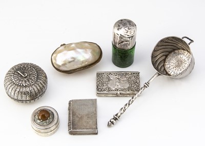 Lot 401 - Seven small collectable items of silver and other objets d'art