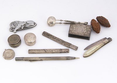 Lot 411 - A small collection of objets d'art
