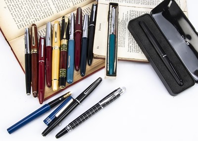 Lot 476 - A small collection of modern fountain pens