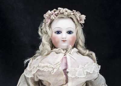 Lot 39 - A French swivel headed fashionable doll