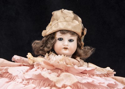 Lot 74 - A rare ‘La Poupée’ Child’s Doll Parasol, in original box