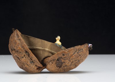 Lot 109 - A 19th century Grodnerthal miniature doll in walnut shell