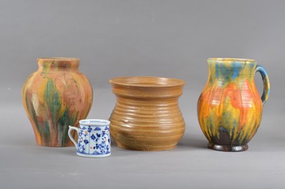 Lot 339 - A small selection of assorted ceramics and pottery
