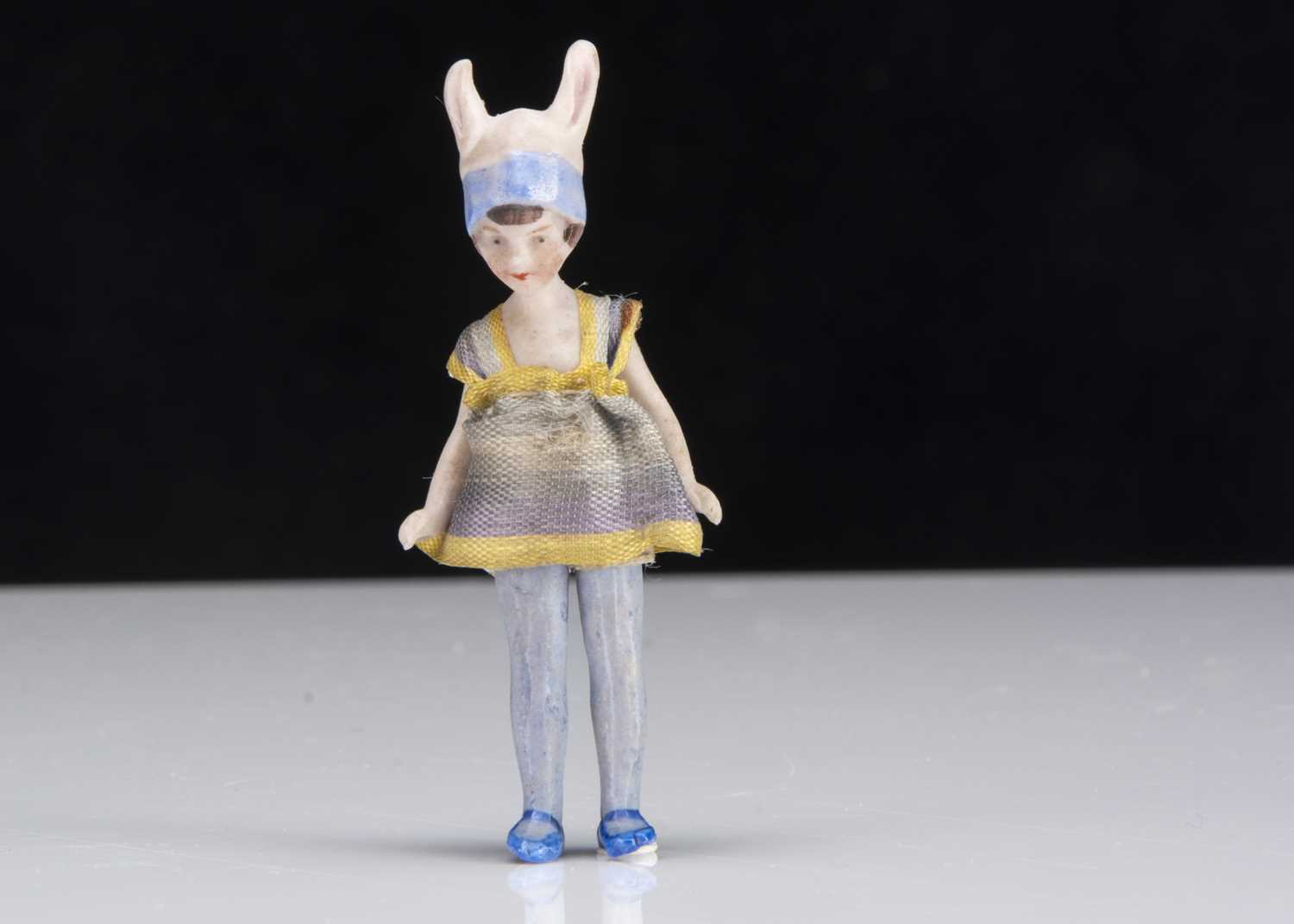 Lot 141 - A rare Hertwig all-bisque dolls’ house long