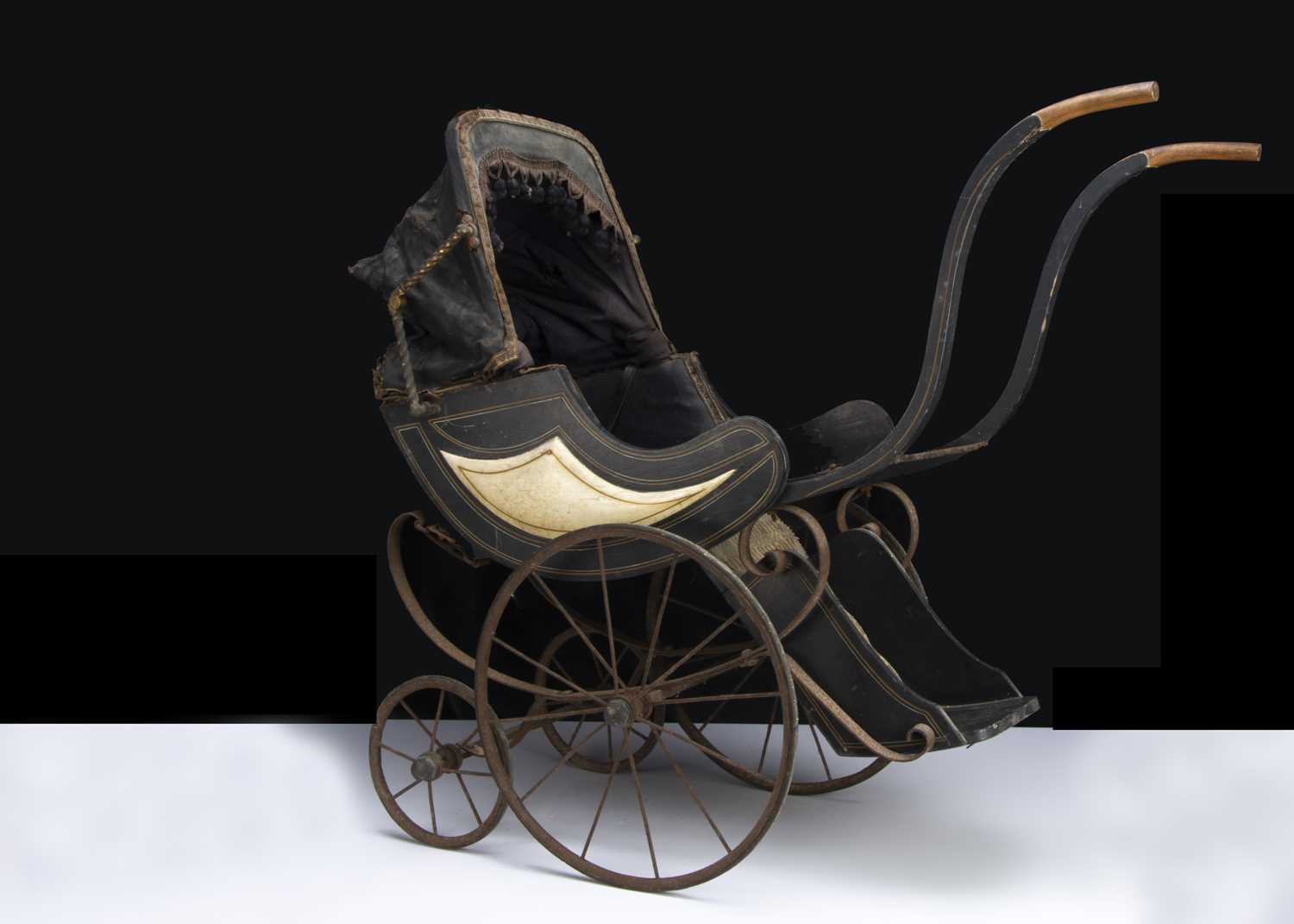 Lot 191 - An early 20th century Trotman & Co doll’s pushchair