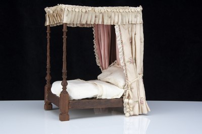 Lot 309 - A fine dolls’ house four-poster bed