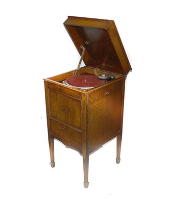 Lot 9 - Cabinet gramophone