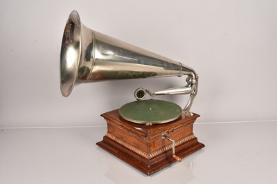 Lot 10 - Horn Gramophone