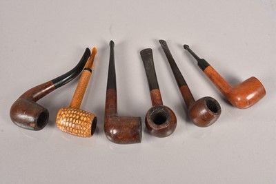 Lot 103 - A small collection of smoking pipes