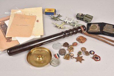 Lot 525 - An assortment of various items