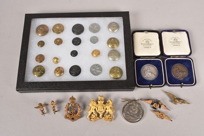 Lot 638 - A small selection of Royal Air Force badges and buttons