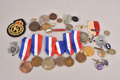 Lot 641 - An assortment of Military and other badges and medallions