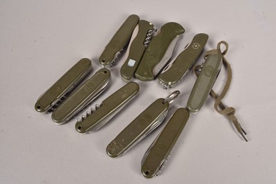 Lot 726 - An assortment of penknives