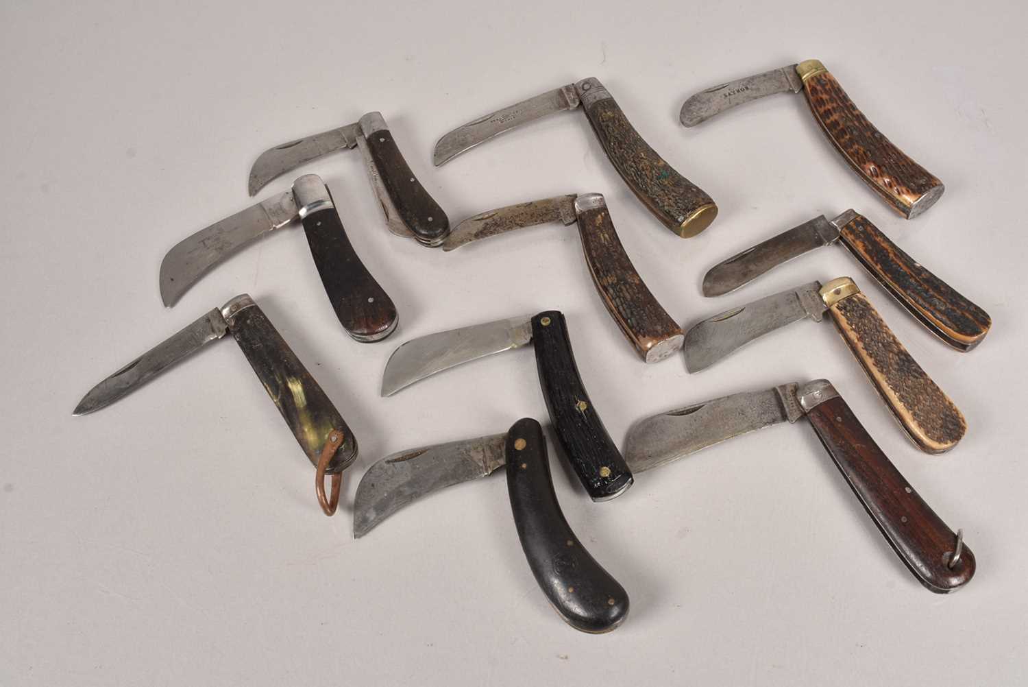 Lot 727 - A good selection of Hunting pocket knives
