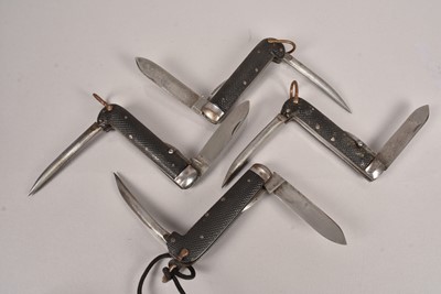 Lot 729 - A group of WWII period Jack Knives