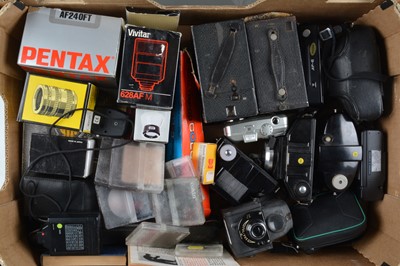 Lot 160 - A Tray of Various Cameras and Related Items