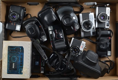 Lot 211 - A Tray of Compact Cameras