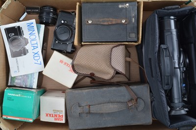 Lot 301 - A Tray of Various Cameras
