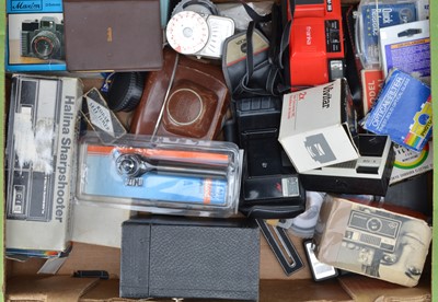 Lot 346 - A Tray of Cameras and Related Items