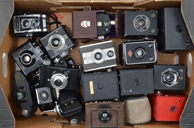 Lot 400 - A Tray of Bakelite and Box Cameras