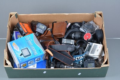 Lot 505 - A Tray of Camera Related Items