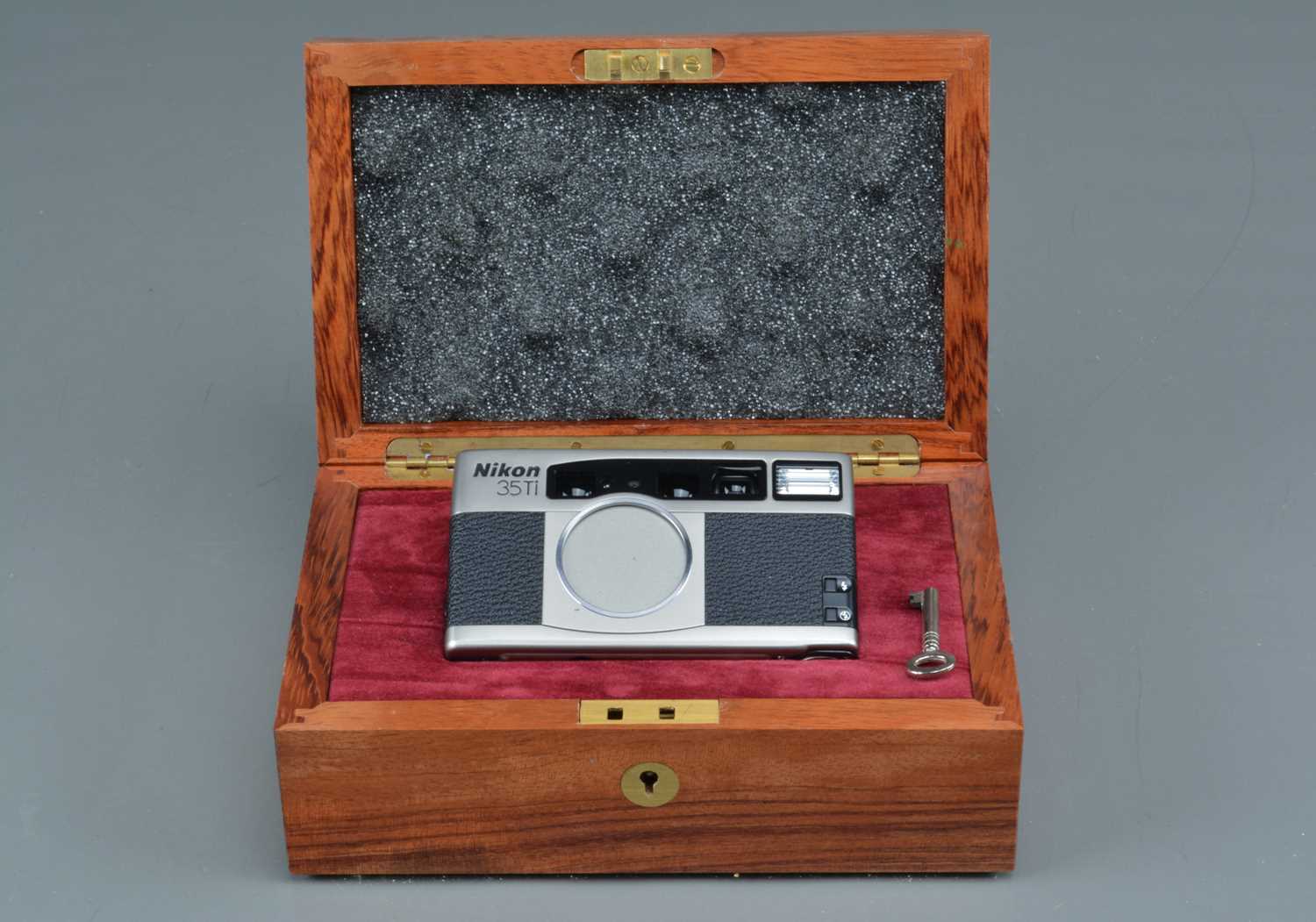 Lot 521 - A Nikon 35Ti Quartz Date Compact Camera