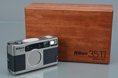 Lot 521 - A Nikon 35Ti Quartz Date Compact Camera