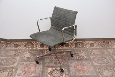 Lot 54 - After Charles & Ray Eames an Ea-108 Hopsak office swivel chair