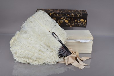 Lot 171 - An Edwardian period French ostrich feather fan