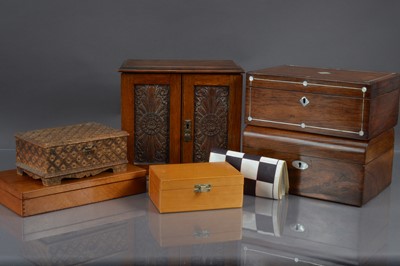 Lot 261 - A collection of various wooden boxes and a chess set