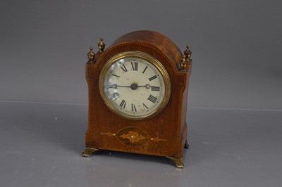 Lot 290 - A neatly sized 20th Century dome top mahogany mantle clock