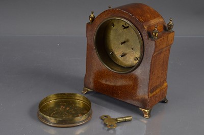Lot 290 - A neatly sized 20th Century dome top mahogany mantle clock