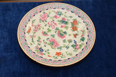 Lot 312 - Five Oriental items including a famille rose plate