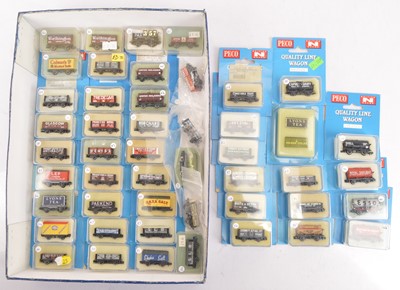 Lot 29 - Peco N Gauge Private Owner Goods Wagons (48)