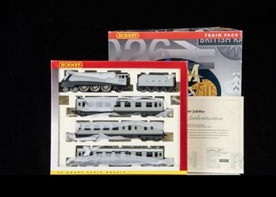 Lot 103 - Hornby China OO Gauge Silver Jubilee Train Pack