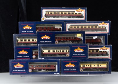 Lot 140 - Bachmann OO Gauge BR Maroon and Crimson and Cream Coaching Stock