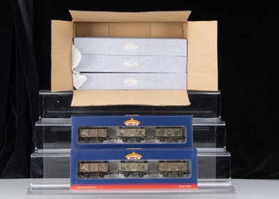 Lot 143 - Bachmann OO Gauge Sets of Weathered Steel Mineral Wagons (5 Sets)
