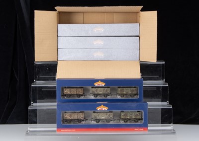 Lot 144 - Bachmann OO Gauge Sets of Weathered Steel Mineral Wagons (5 Sets)